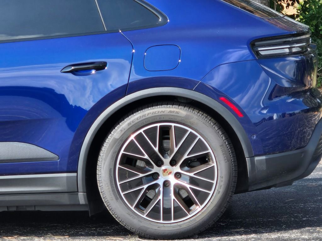 Certified 2025 Porsche Macan Electric image 12