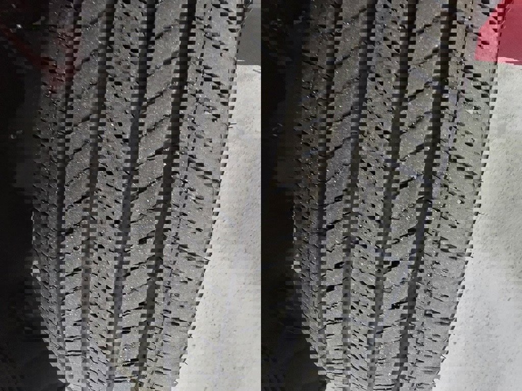 Used 2025 Toyota Sienna LE w/ LE Plus Package image 32