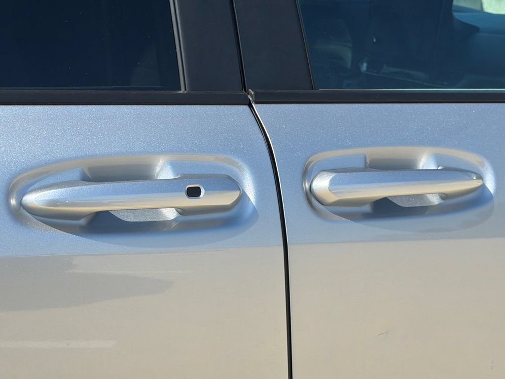 Used 2025 Toyota Sienna LE FWD image 8