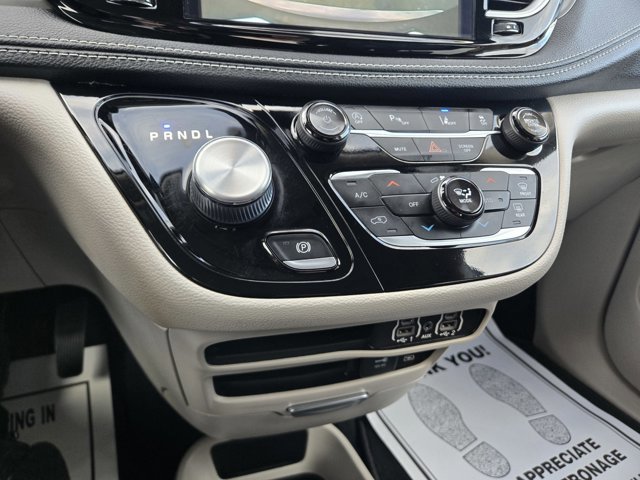Used 2022 Chrysler Pacifica Touring-L image 10