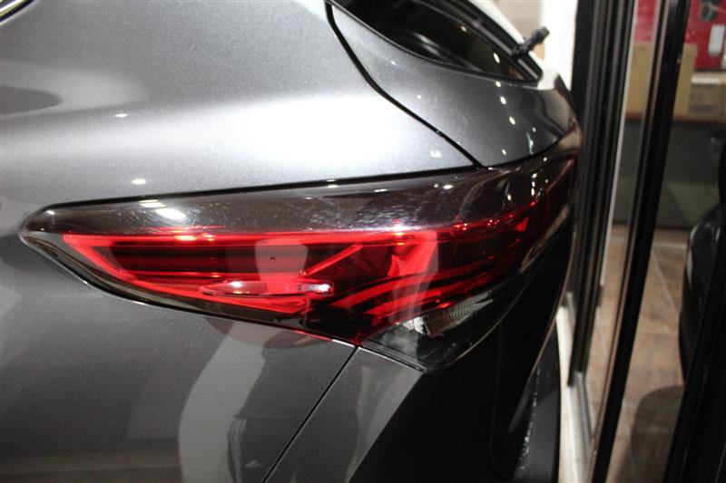 Used 2021 Toyota Highlander XLE AWD/4WD image 11
