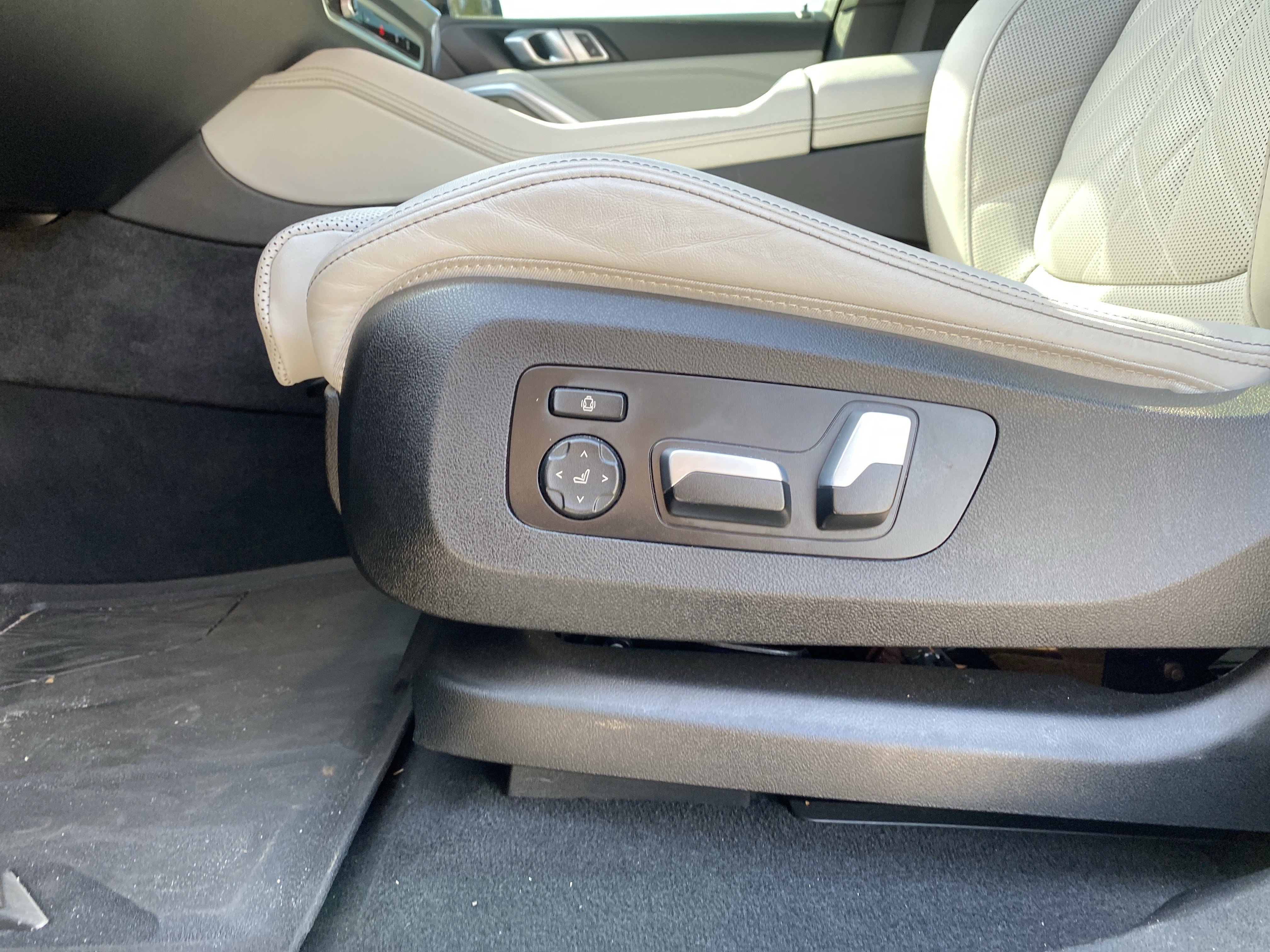 Used 2024 BMW X6 xDrive40i w/ M Sport Professional Package image 24