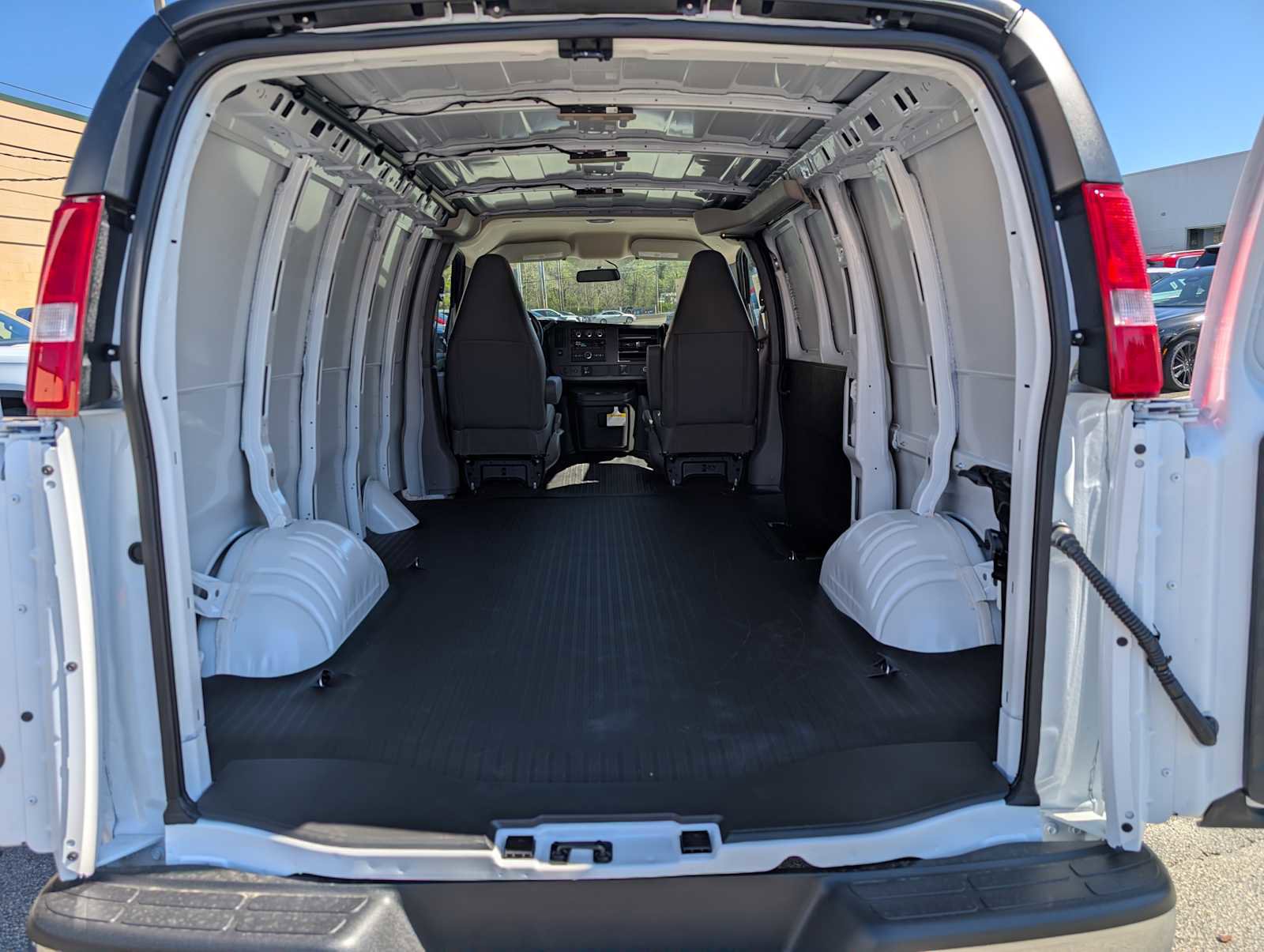New 2026 GMC Savana 3500 RWD image 7