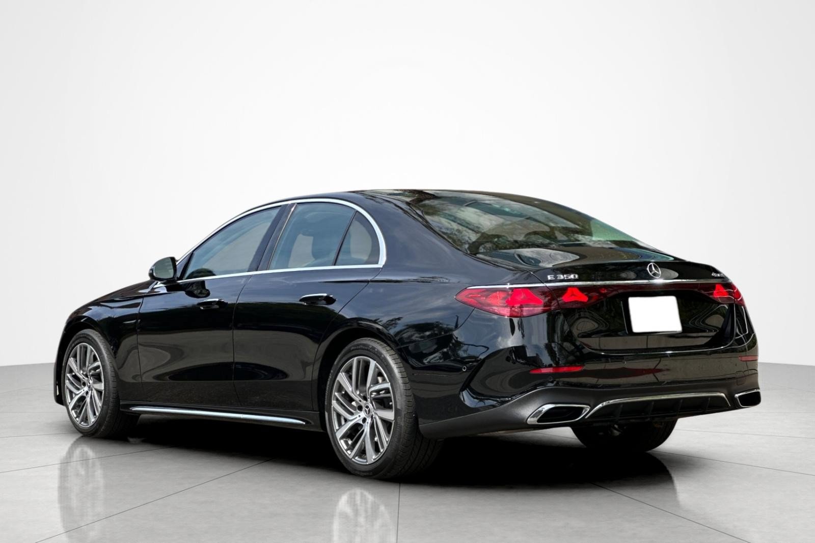 Used 2024 Mercedes-Benz E 350 4MATIC Sedan image 3
