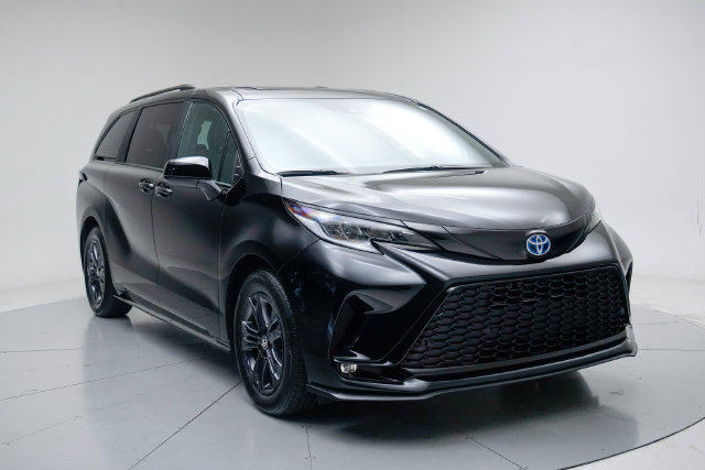 Used 2025 Toyota Sienna XSE w/ XSE Plus Package AWD/4WD image 7