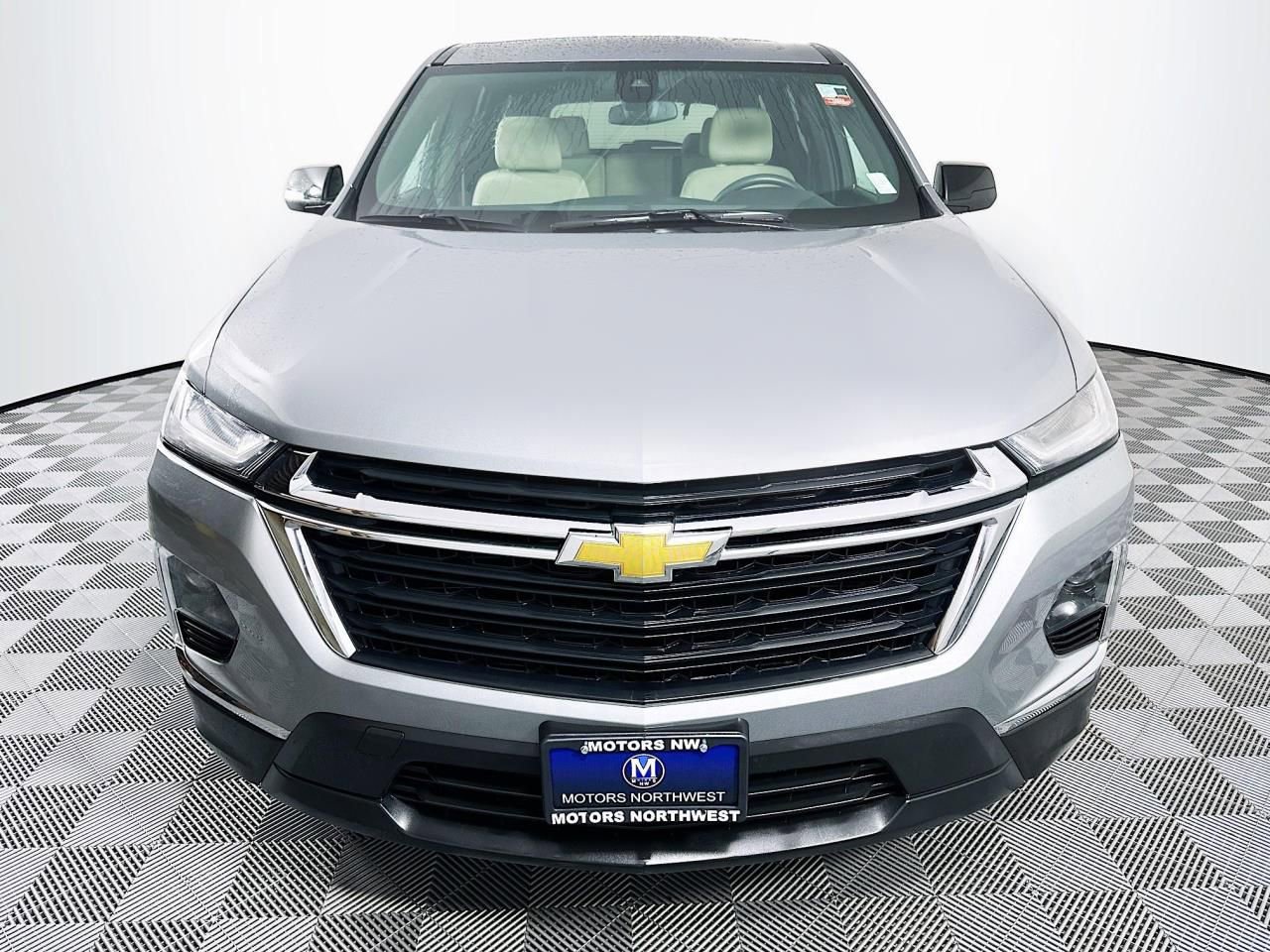 Used 2023 Chevrolet Traverse LS image 3