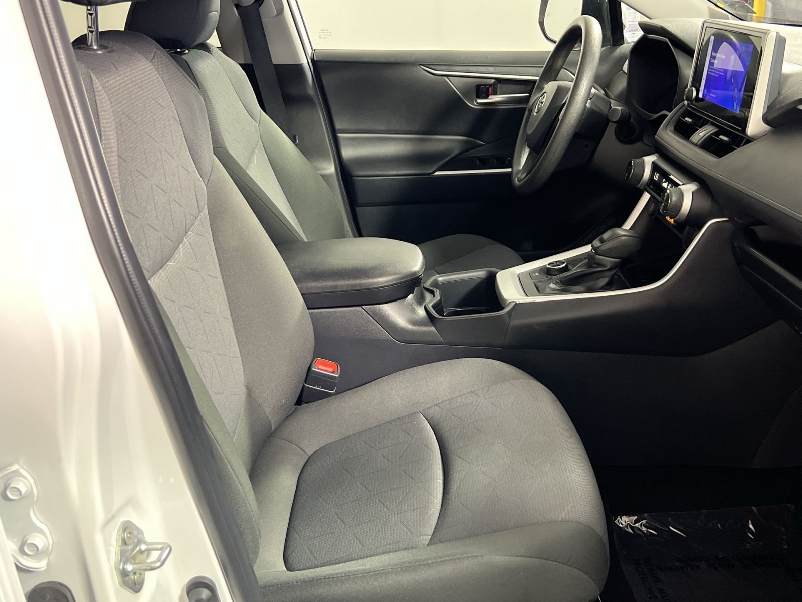 Used 2025 Toyota RAV4 XLE AWD/4WD image 28