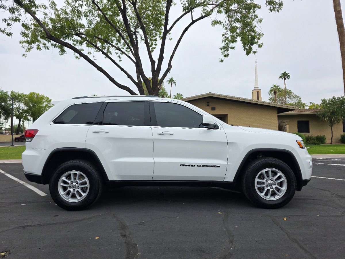 Used 2020 Jeep Grand Cherokee Laredo image 3