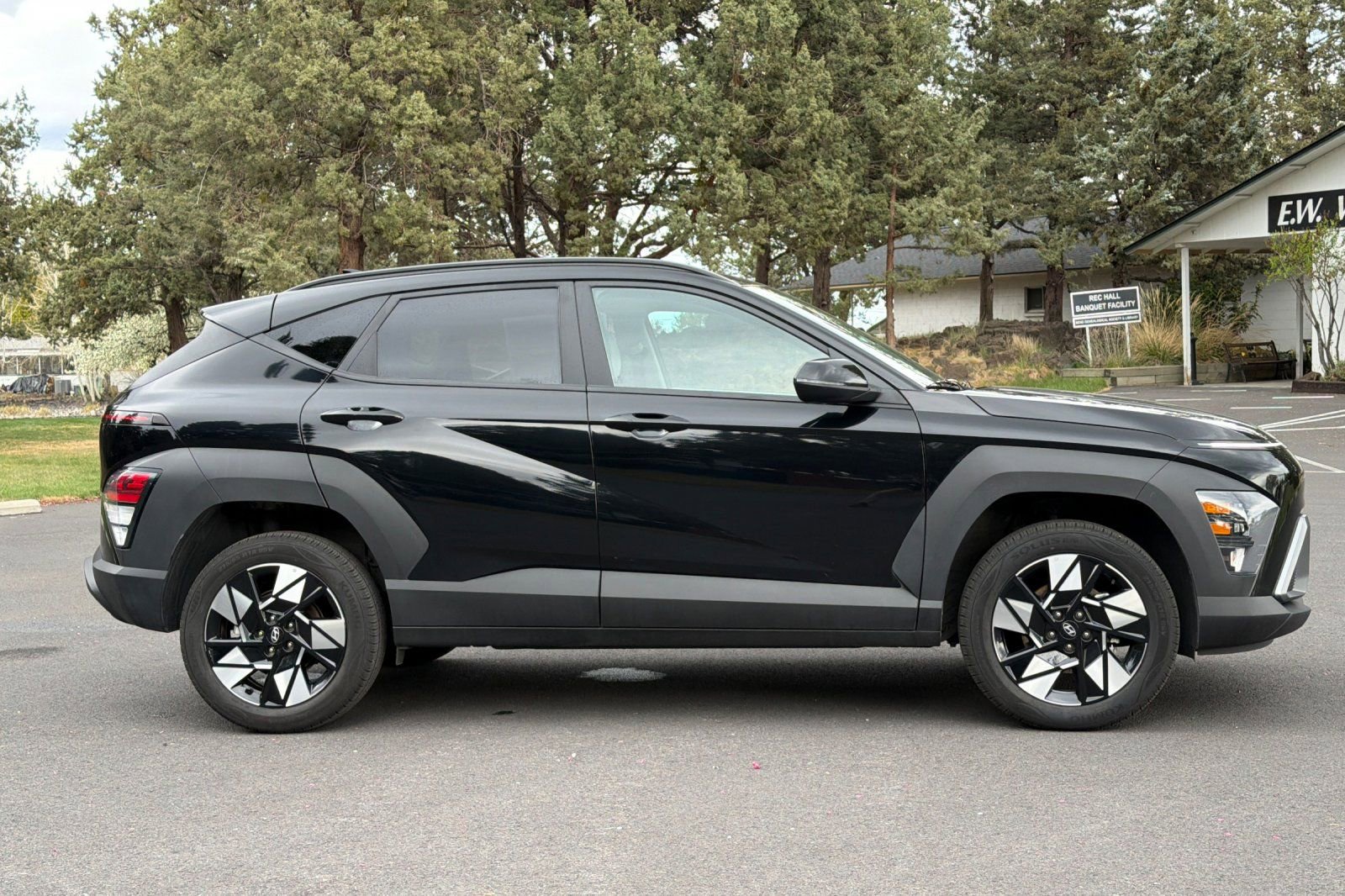 Used 2025 Hyundai Kona SEL AWD/4WD image 3