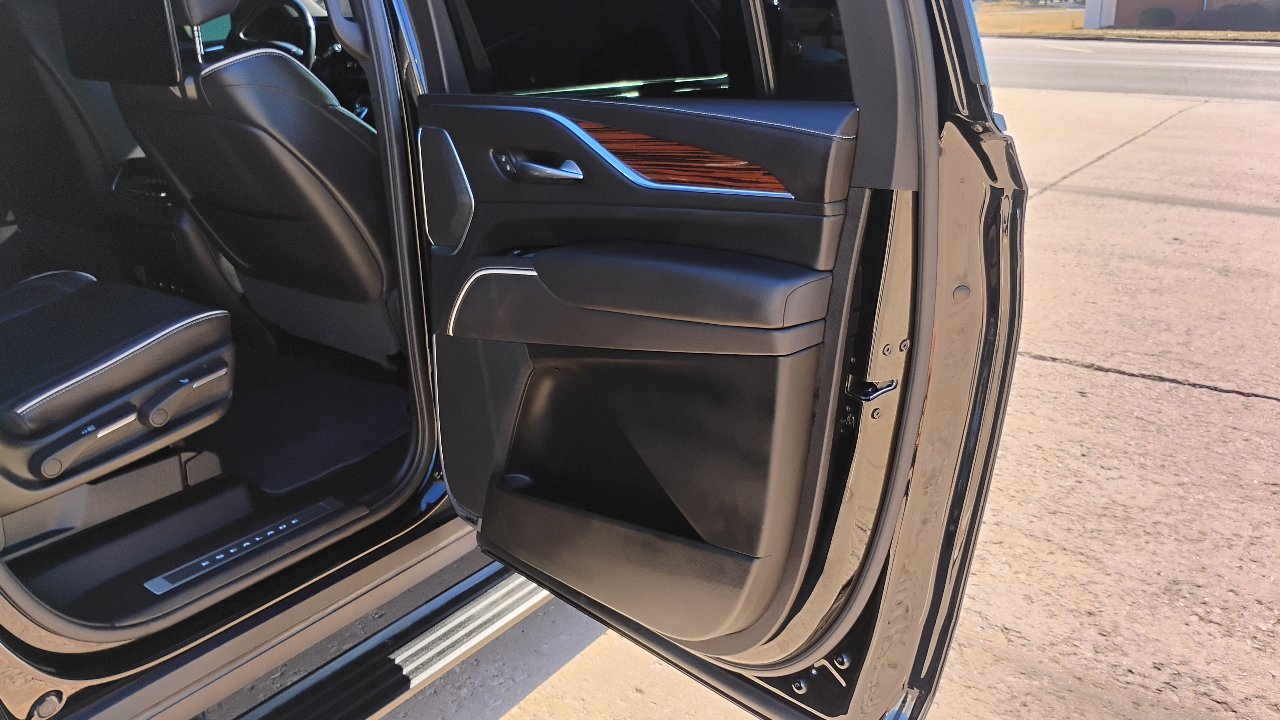 Used 2021 Cadillac Escalade ESV Premium Luxury w/ Driver Assist Tech Package AWD/4WD image 19