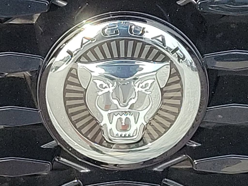 Used 2025 Jaguar F-PACE SVR image 9