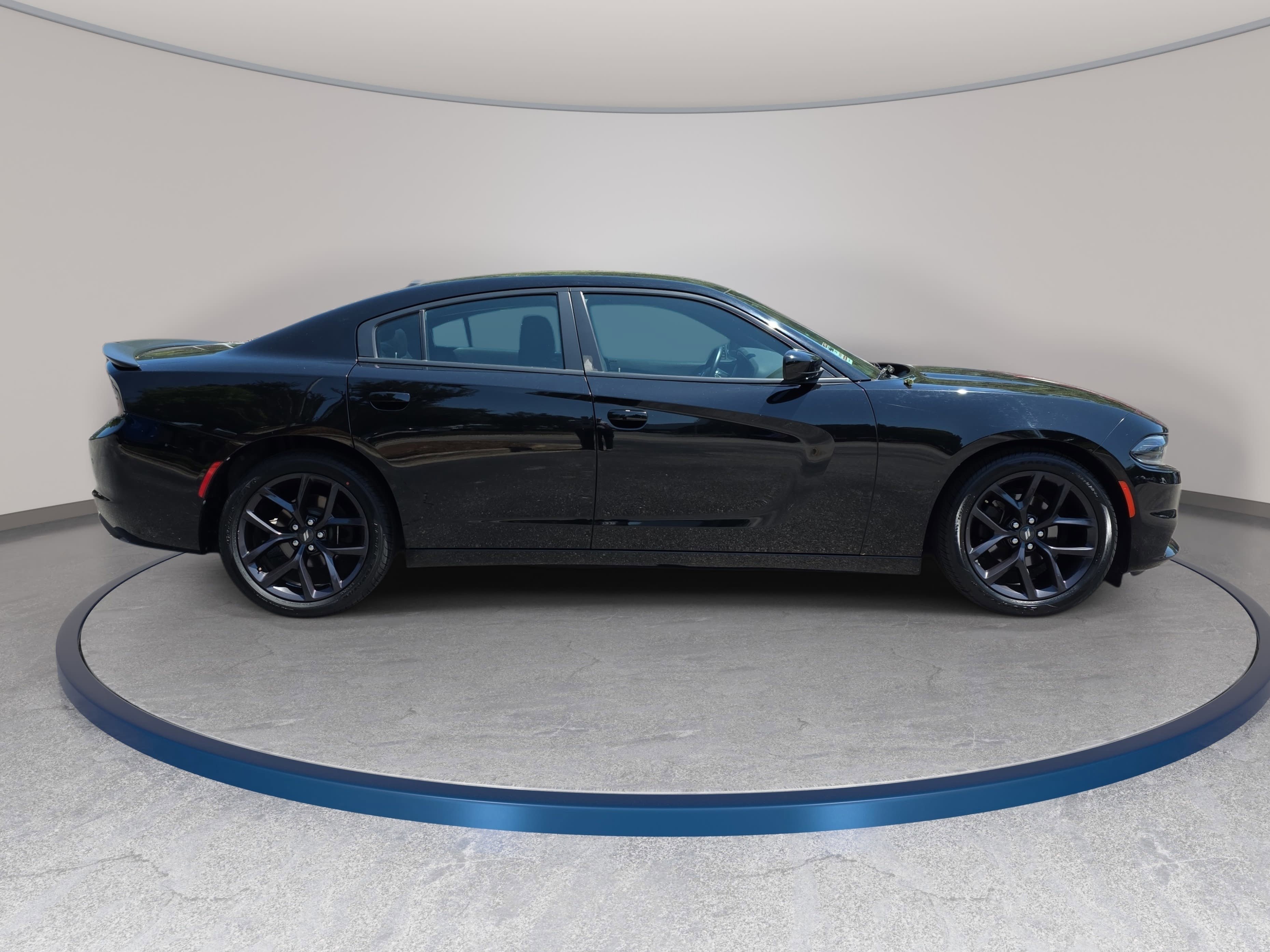 Used 2020 Dodge Charger SXT w/ Blacktop Package RWD image 4