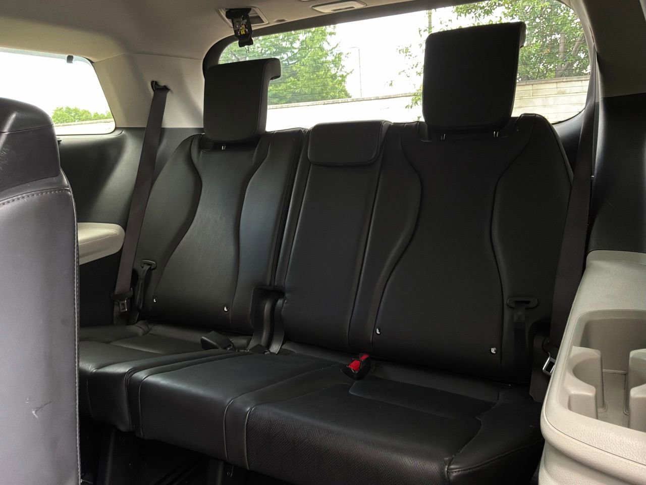 Used 2024 Kia Carnival EX FWD image 11
