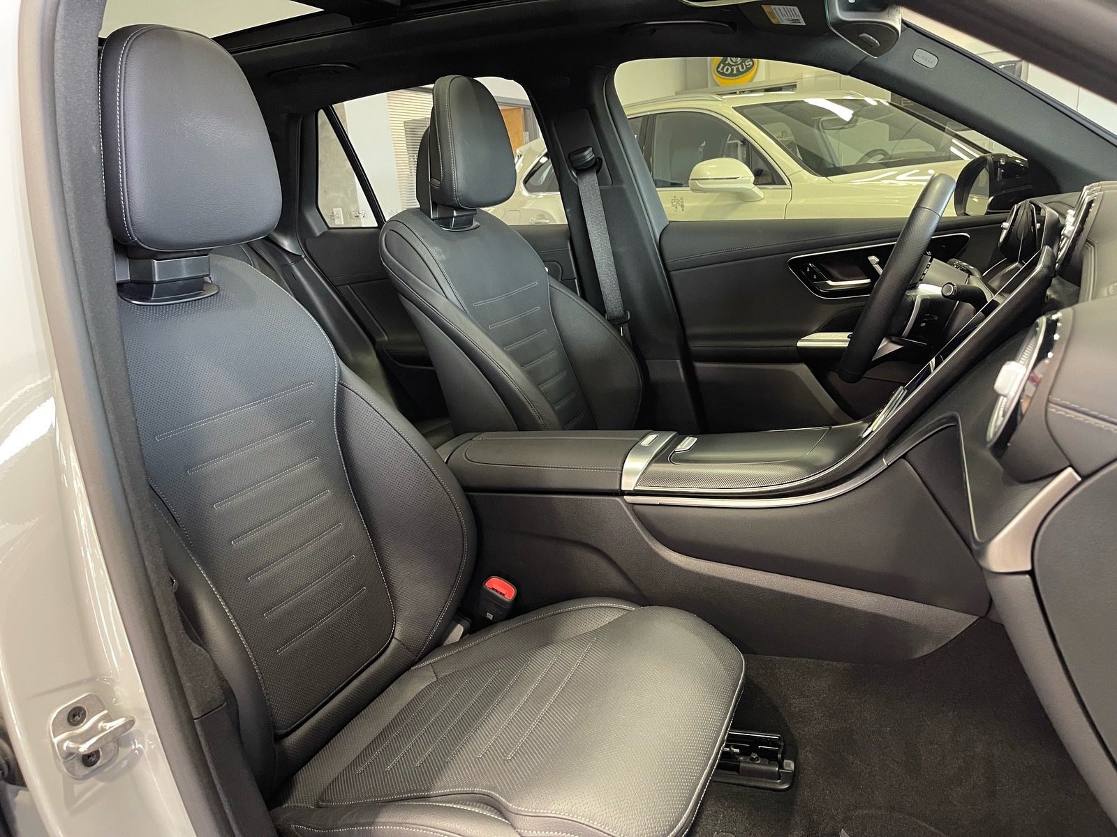 Used 2025 Mercedes-Benz GLC 300 4MATIC image 39