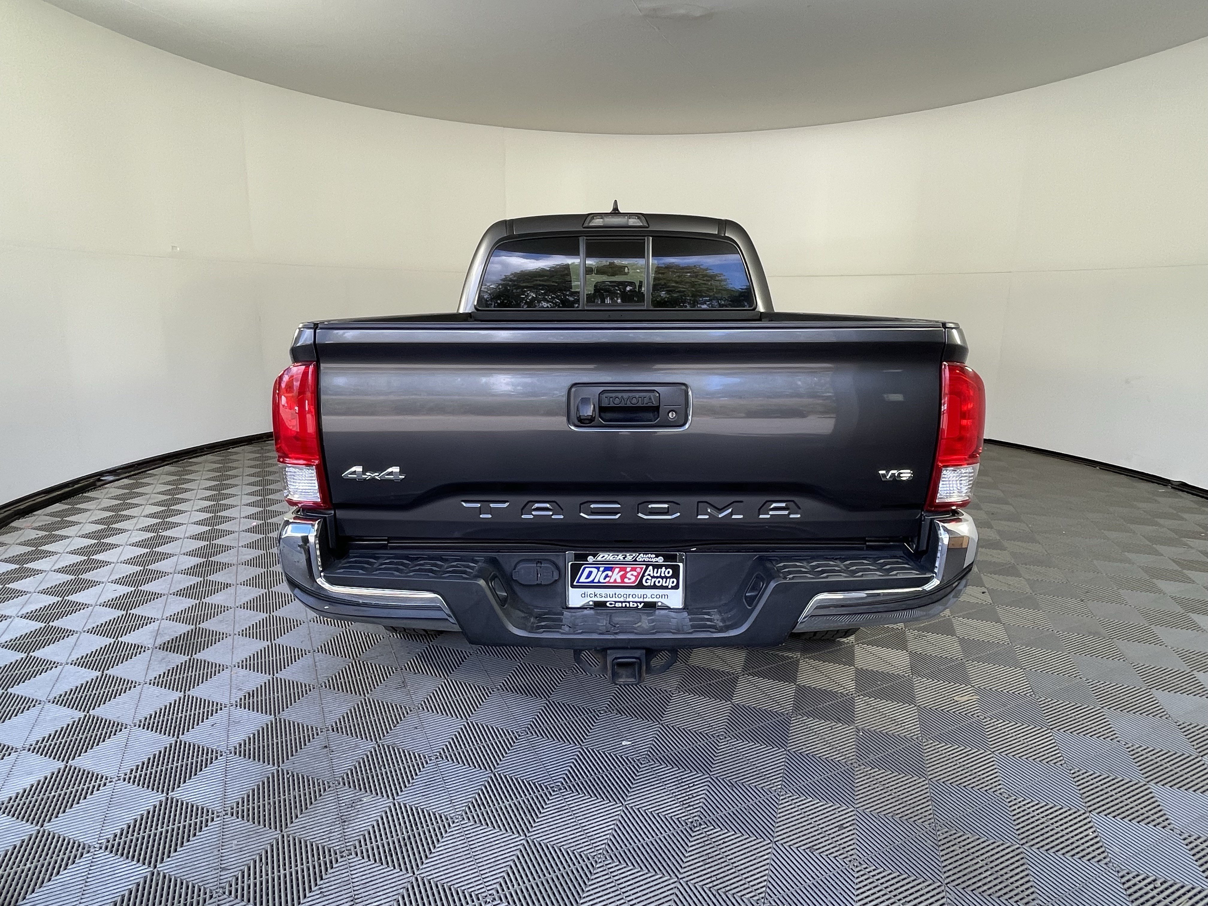 Used 2017 Toyota Tacoma SR5 w/ Tow Package AWD/4WD image 4