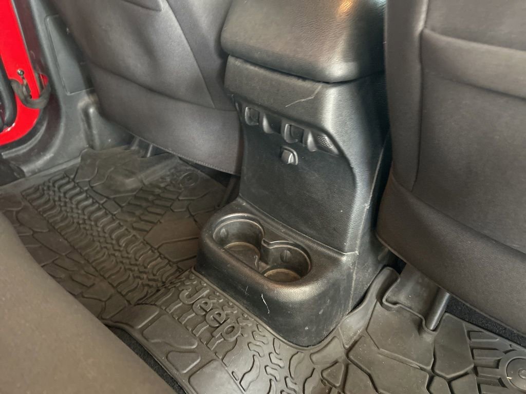 Used 2014 Jeep Wrangler Unlimited Rubicon image 33