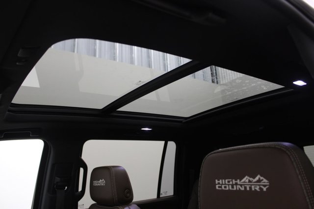 Used 2021 Chevrolet Suburban High Country AWD/4WD image 4