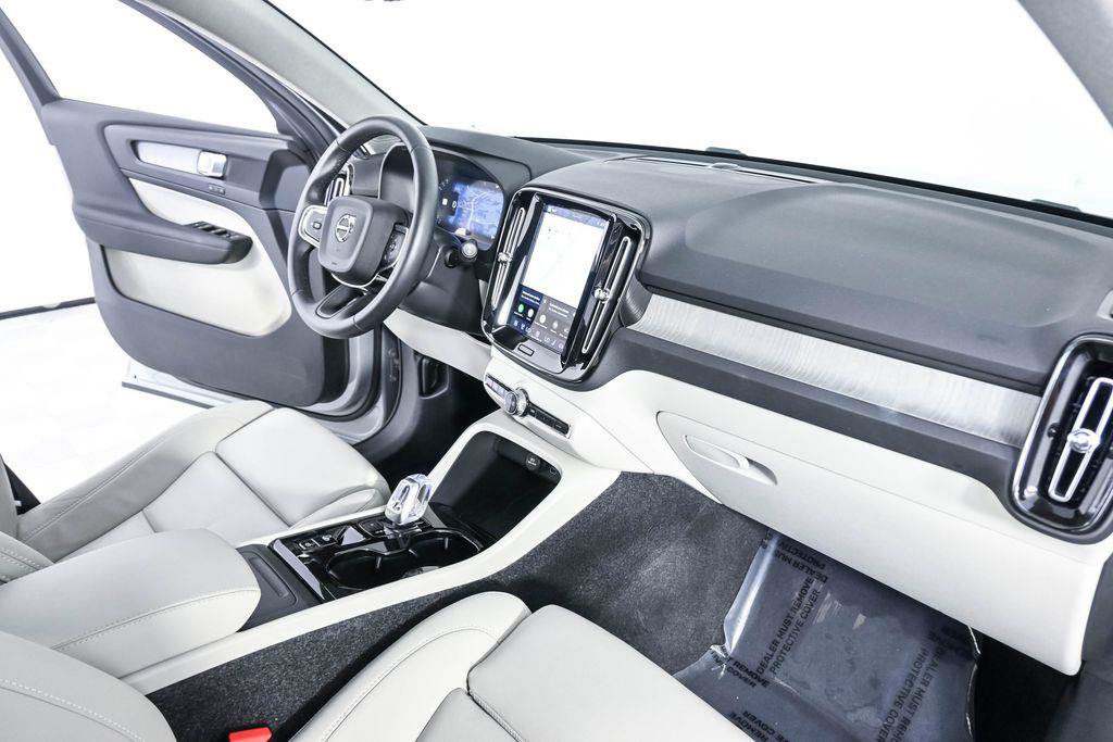 Certified 2026 Volvo XC40 B5 Plus AWD/4WD image 25