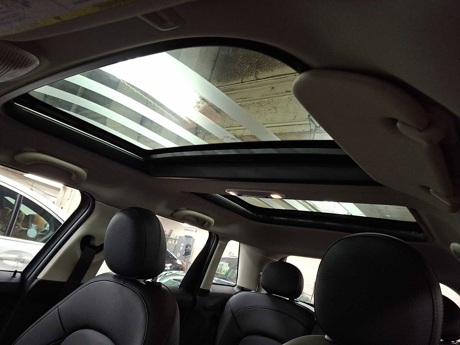 Used 2023 MINI Cooper 4-Door Hardtop w/ Multitone Edition image 11