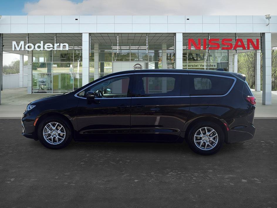 Used 2024 Chrysler Pacifica Touring-L FWD image 2