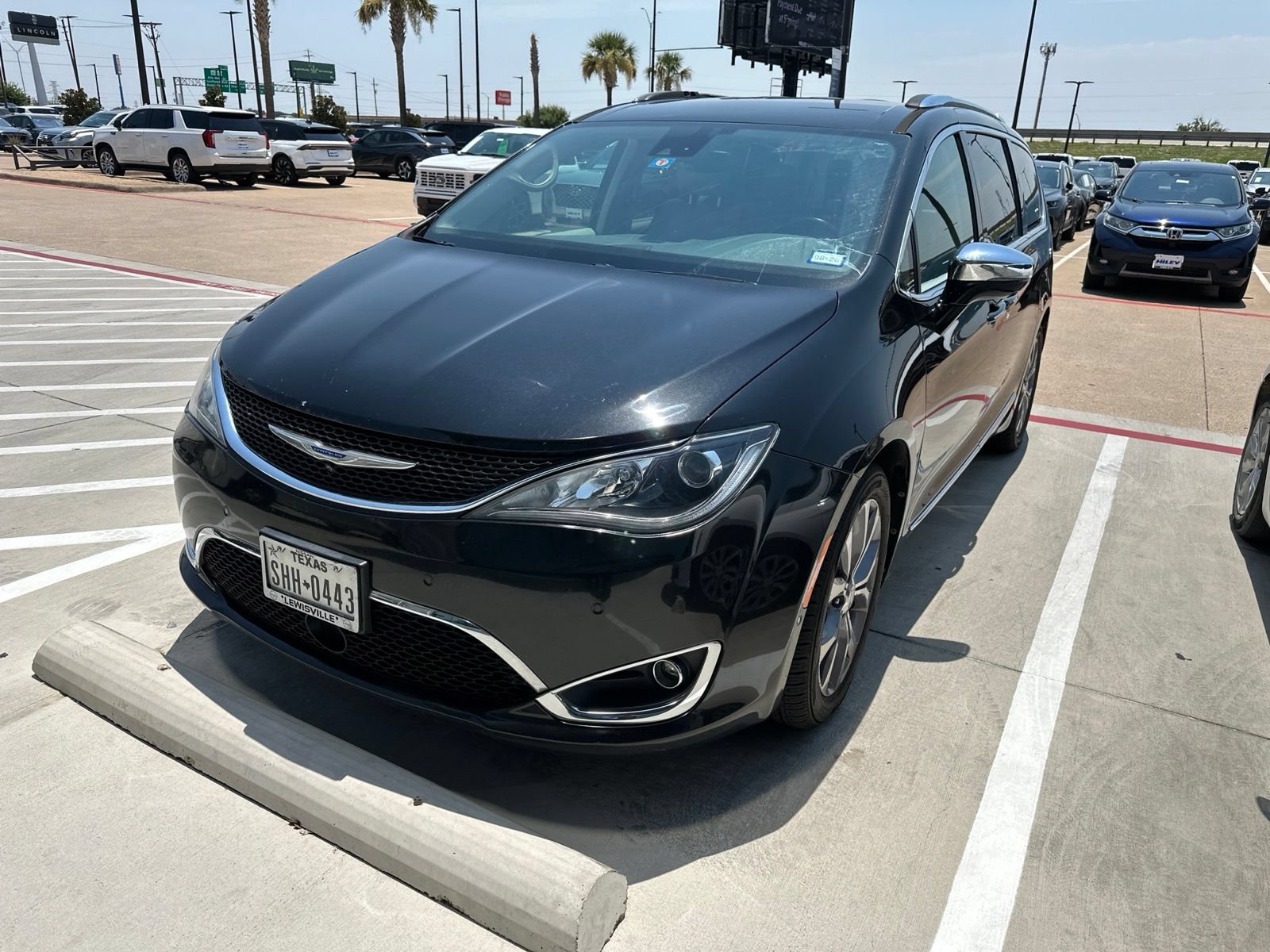 Used 2019 Chrysler Pacifica Limited w/ Advanced Safetytec Group FWD image 2