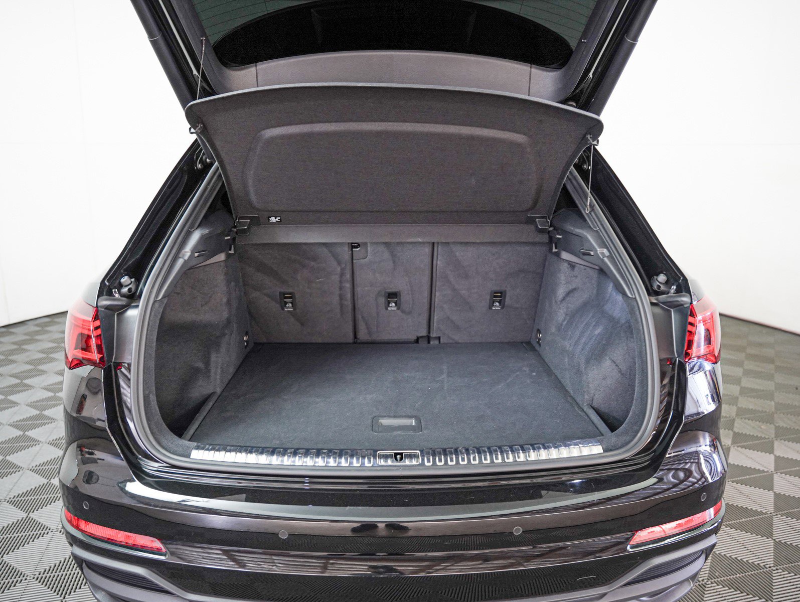 Used 2024 Audi Q3 2.0T Premium image 8