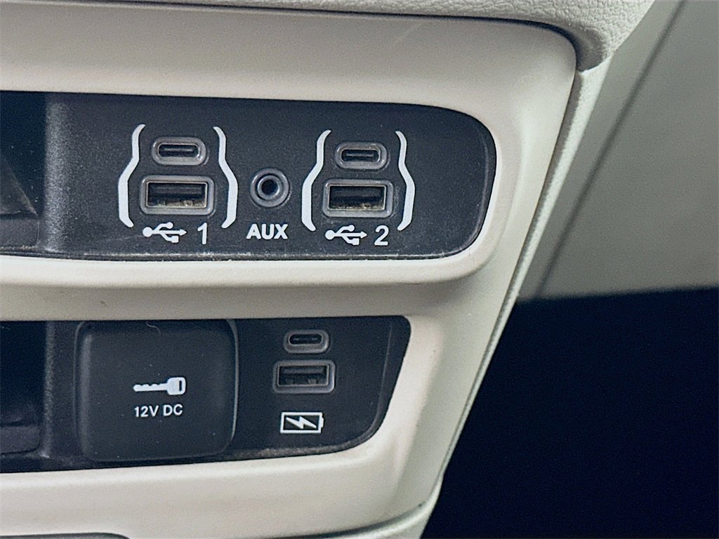 Used 2022 Chrysler Pacifica Touring-L image 33