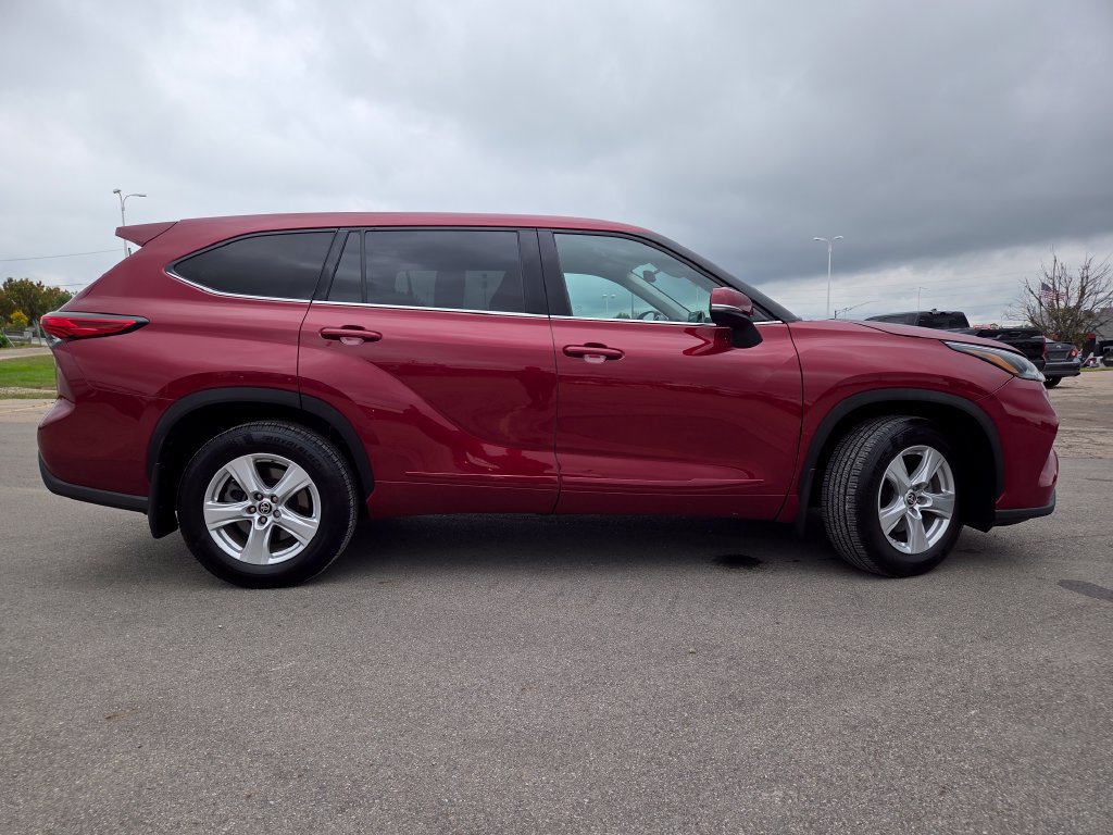 Used 2022 Toyota Highlander LE AWD/4WD image 23