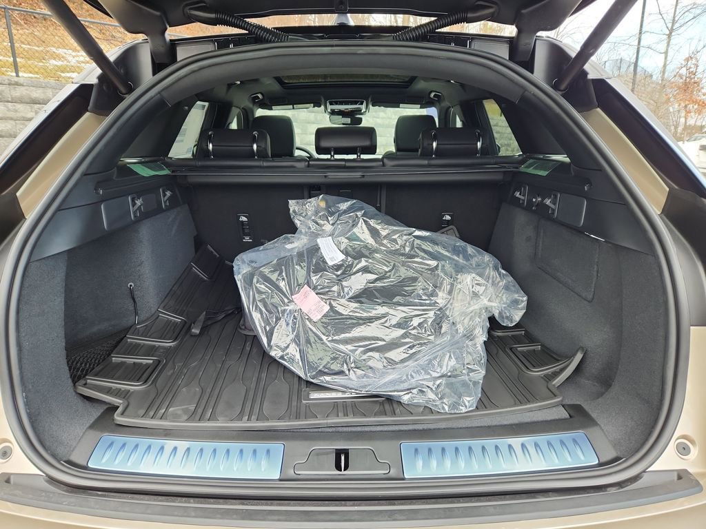 New 2026 Land Rover Range Rover Velar Dynamic SE image 13