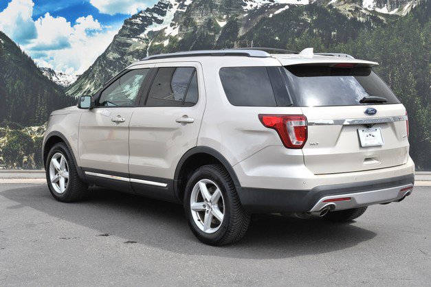 Used 2017 Ford Explorer XLT image 9