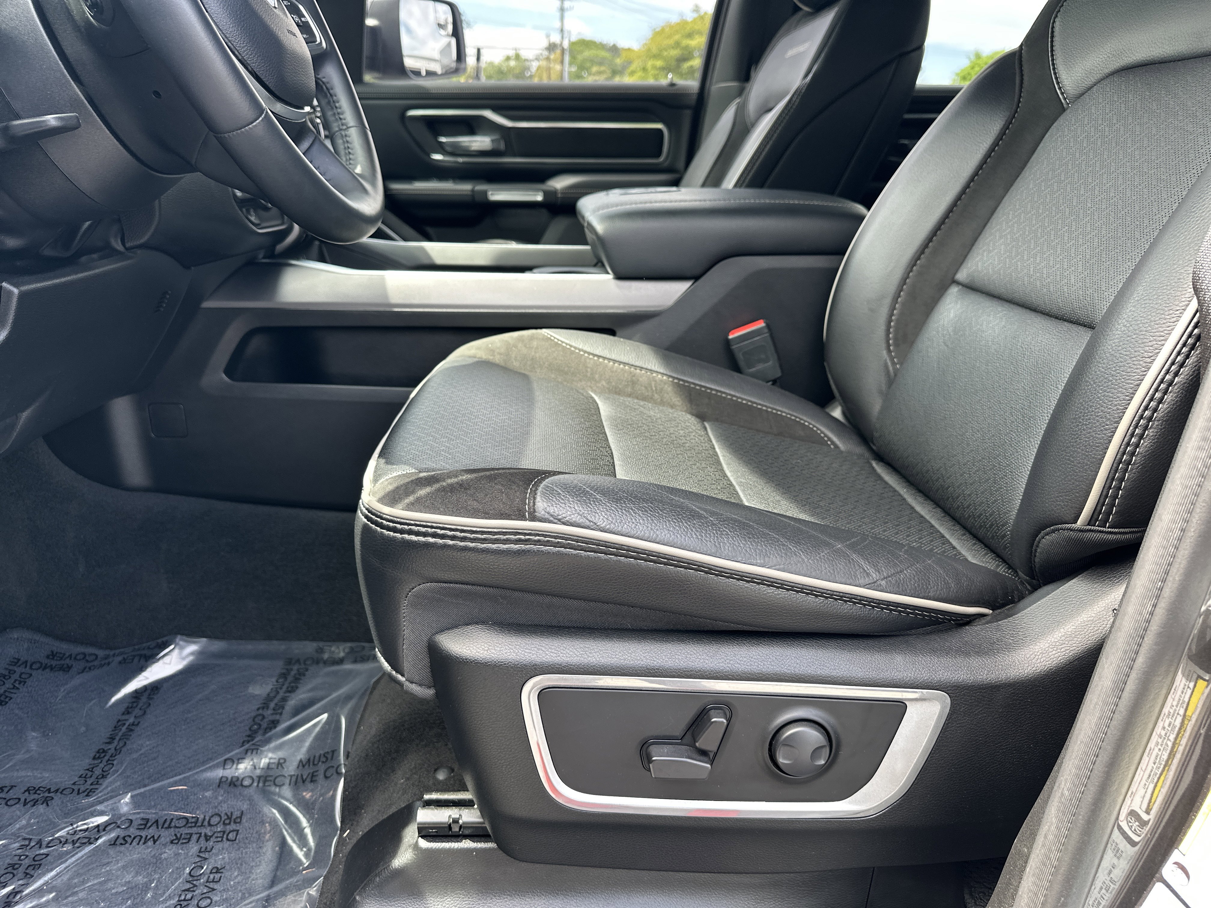 Used 2023 RAM 1500 Laramie AWD/4WD image 11