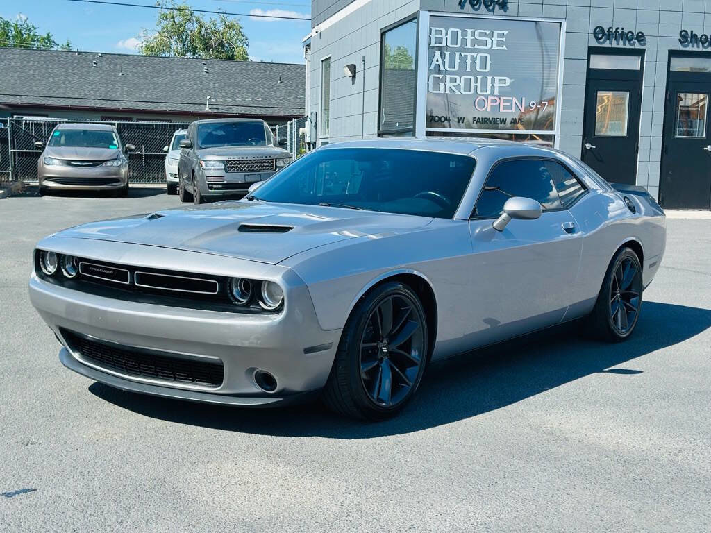 Used 2015 Dodge Challenger SXT RWD image 3
