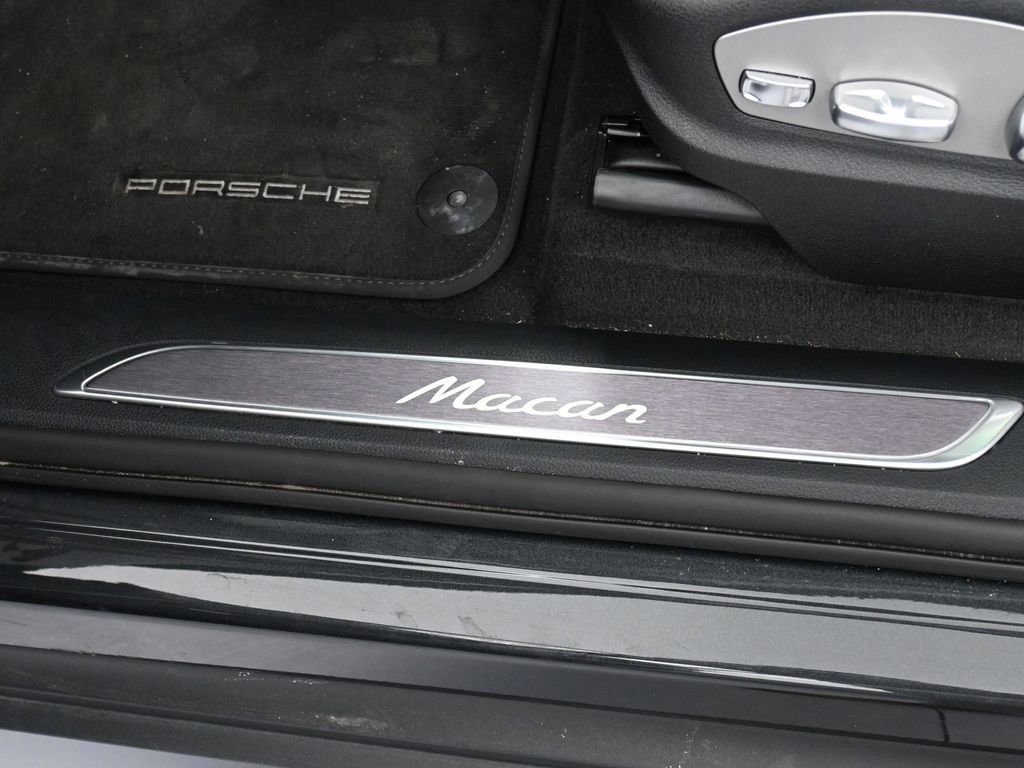 Certified 2025 Porsche Macan image 16