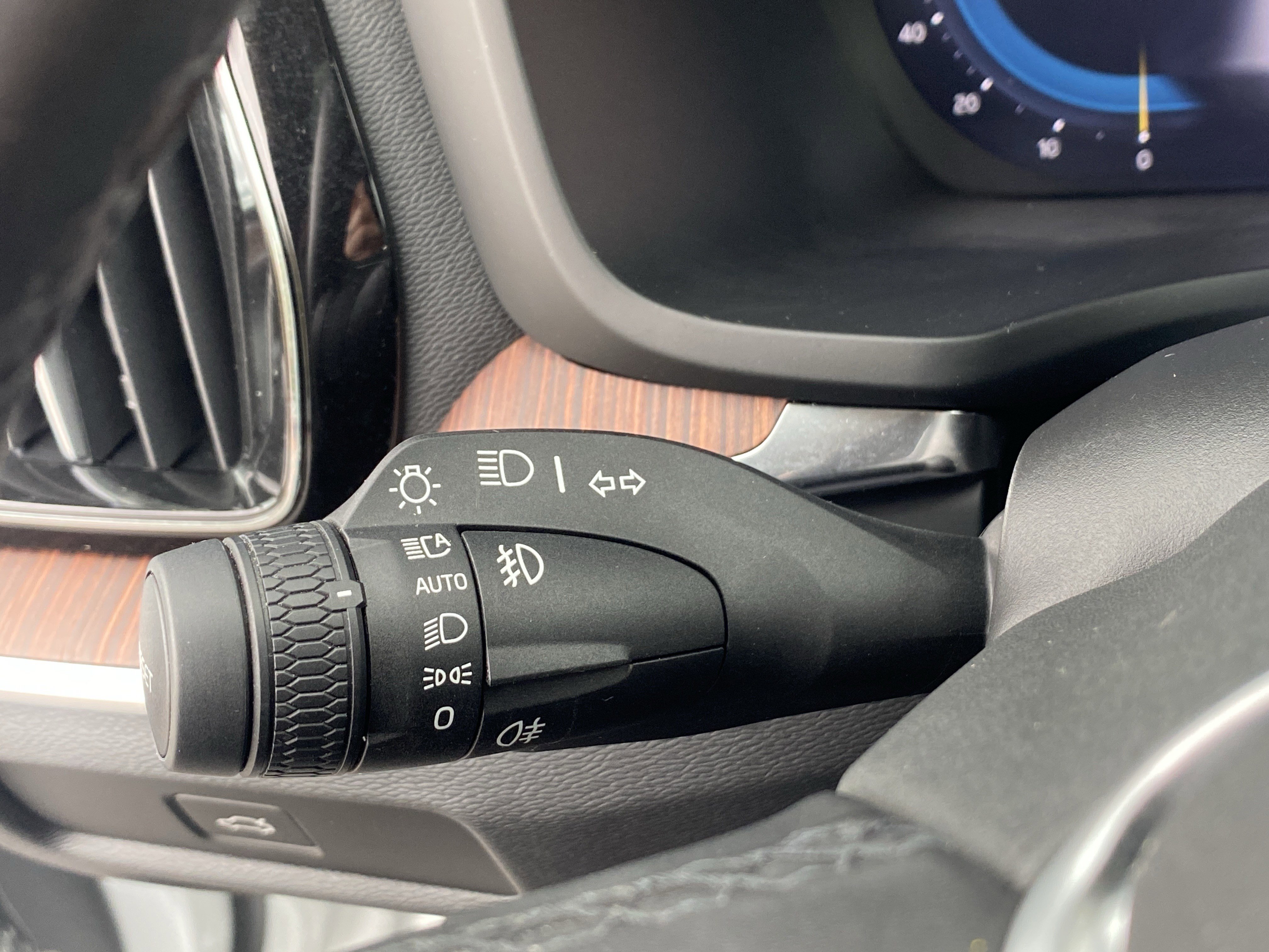 Used 2025 Volvo V60 B5 Cross Country Plus image 34