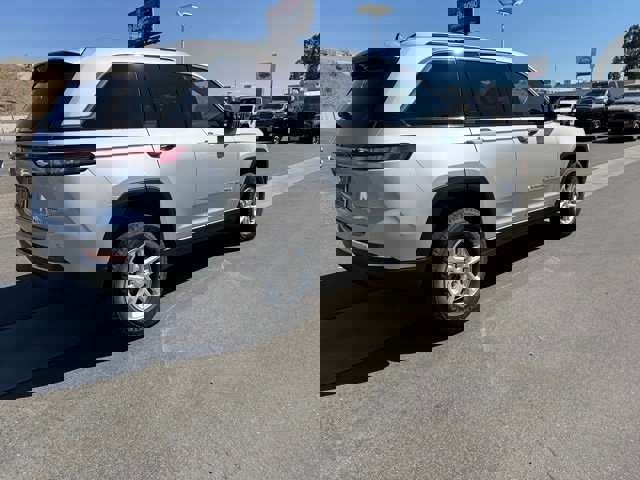 New 2025 Jeep Grand Cherokee Laredo image 6