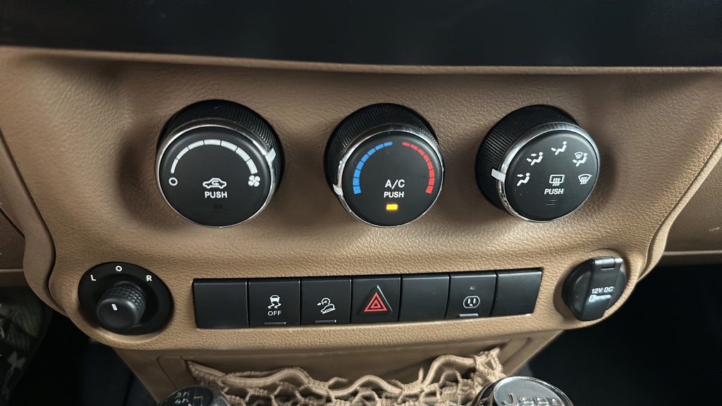 Used 2013 Jeep Wrangler Unlimited Sahara AWD/4WD image 22