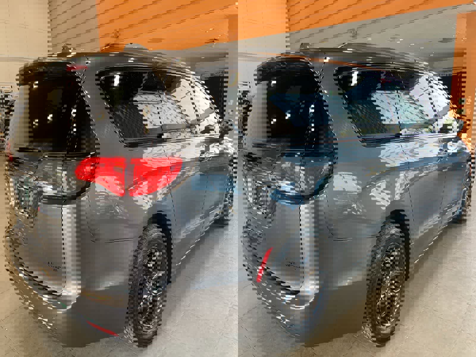 Used 2020 Chrysler Pacifica Limited w/ S Appearance Package FWD image 5