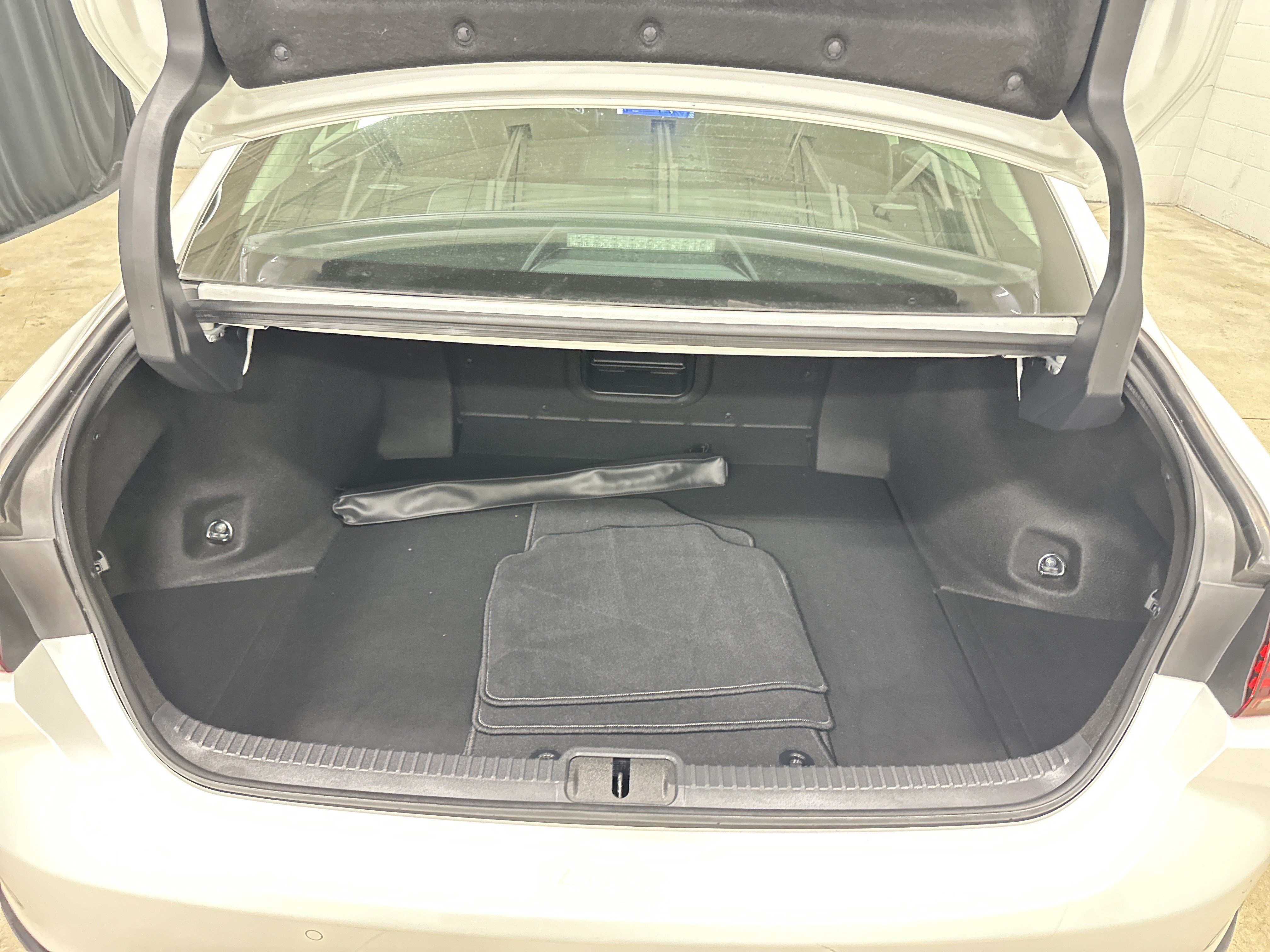 Certified 2025 Lexus ES 300h w/ Technology Package FWD image 32