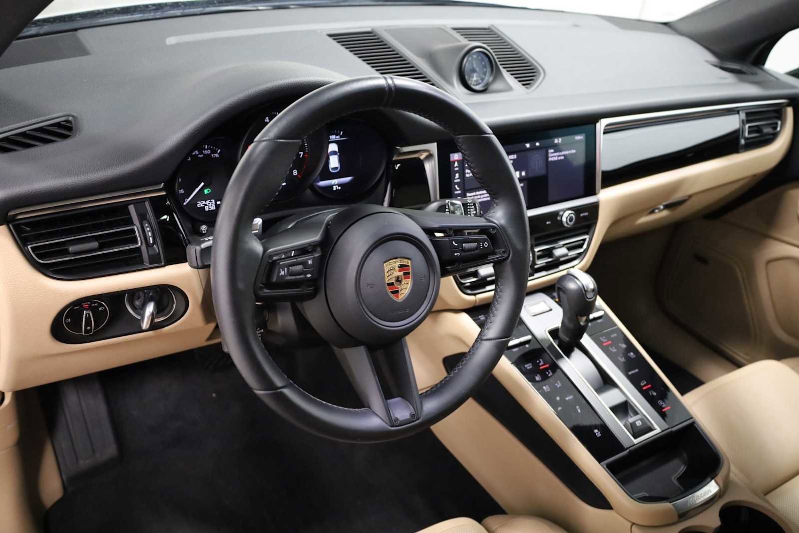Certified 2024 Porsche Macan AWD/4WD image 4
