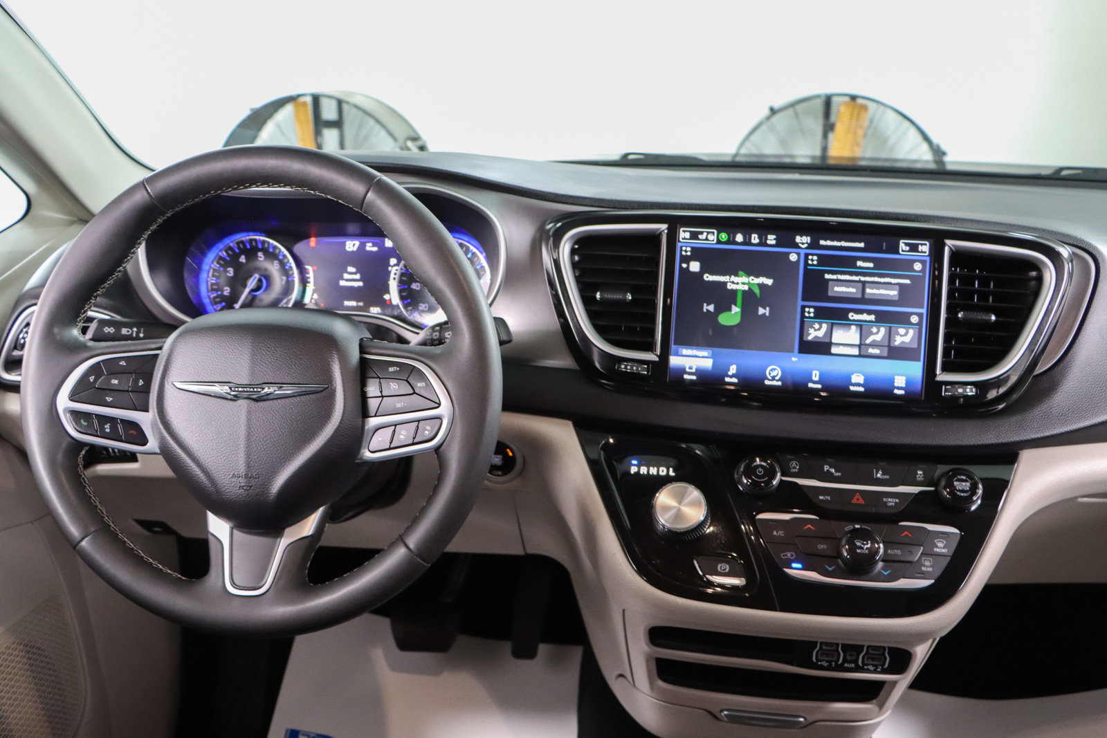 Used 2023 Chrysler Pacifica Touring-L image 17