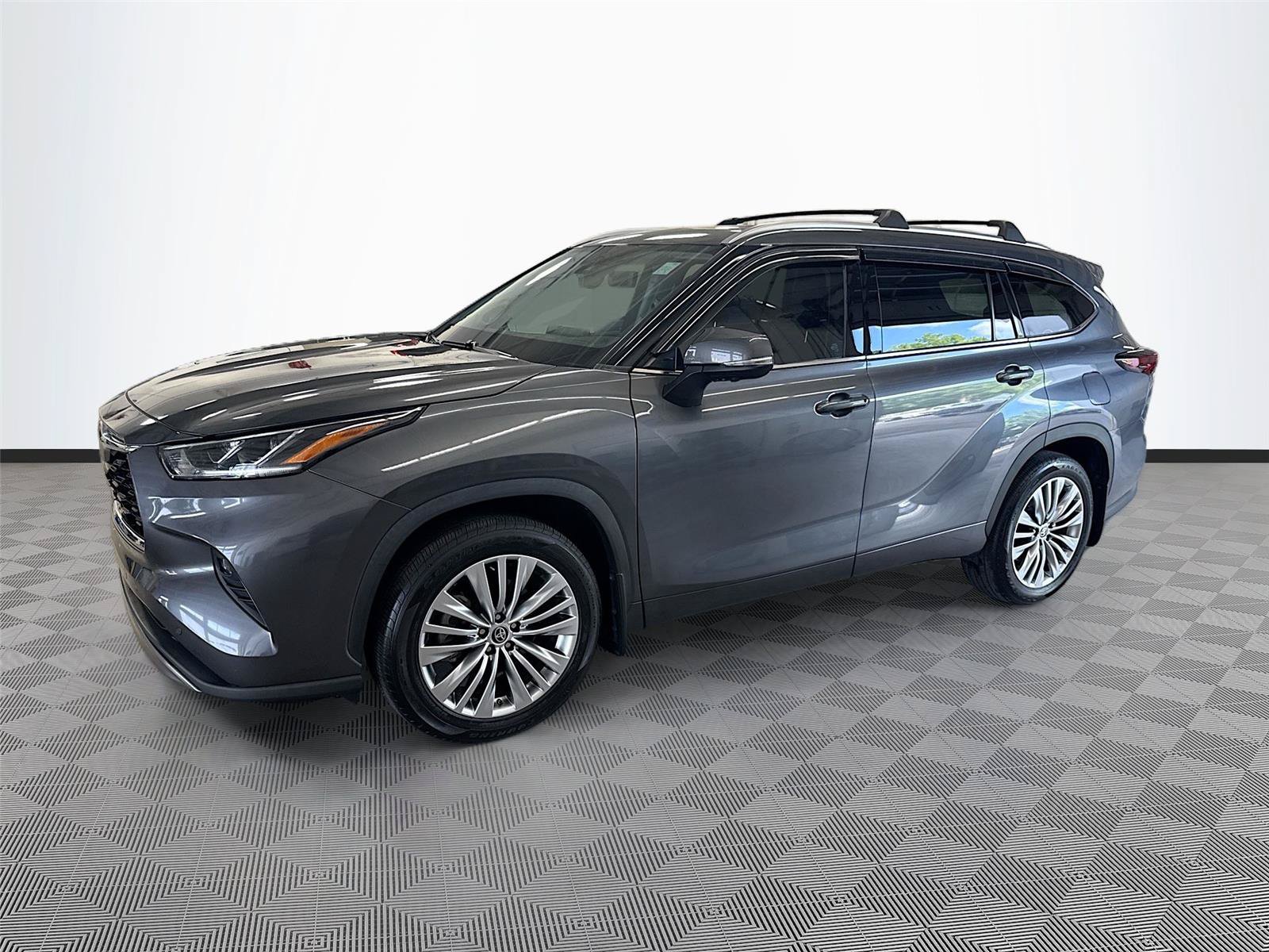 Used 2024 Toyota Highlander Platinum FWD image 3