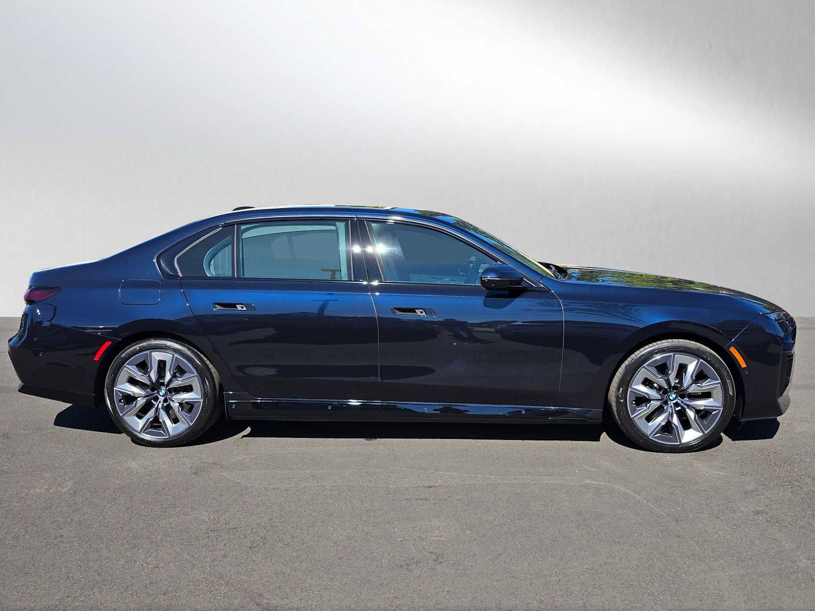 Used 2025 BMW 750e xDrive w/ Executive Package AWD/4WD image 2