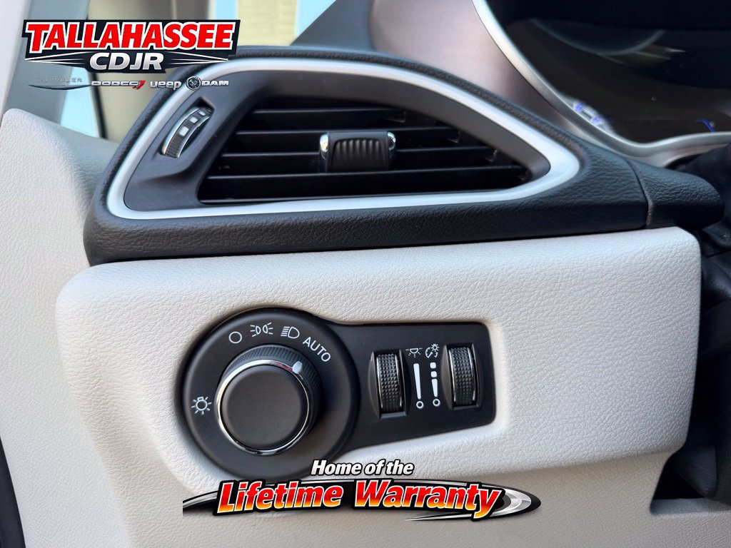 Used 2023 Chrysler Voyager LX FWD image 40