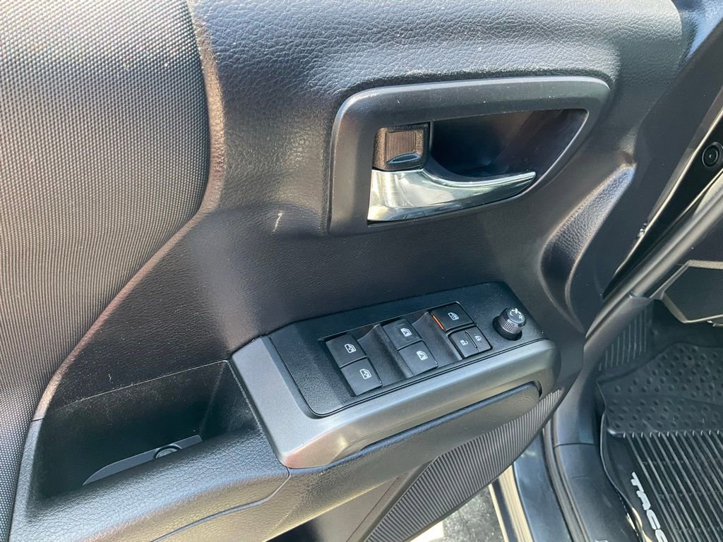 Used 2020 Toyota Tacoma TRD Off-Road w/ Technology Package AWD/4WD image 23