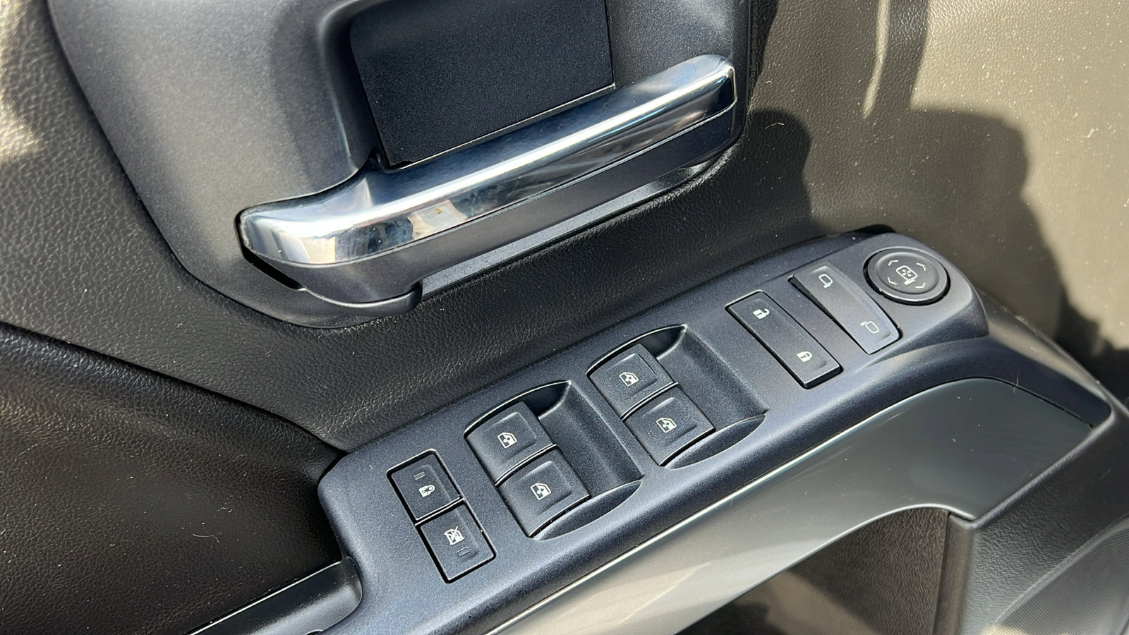 Used 2015 Chevrolet Silverado 2500 LT w/ LT Convenience Package image 17