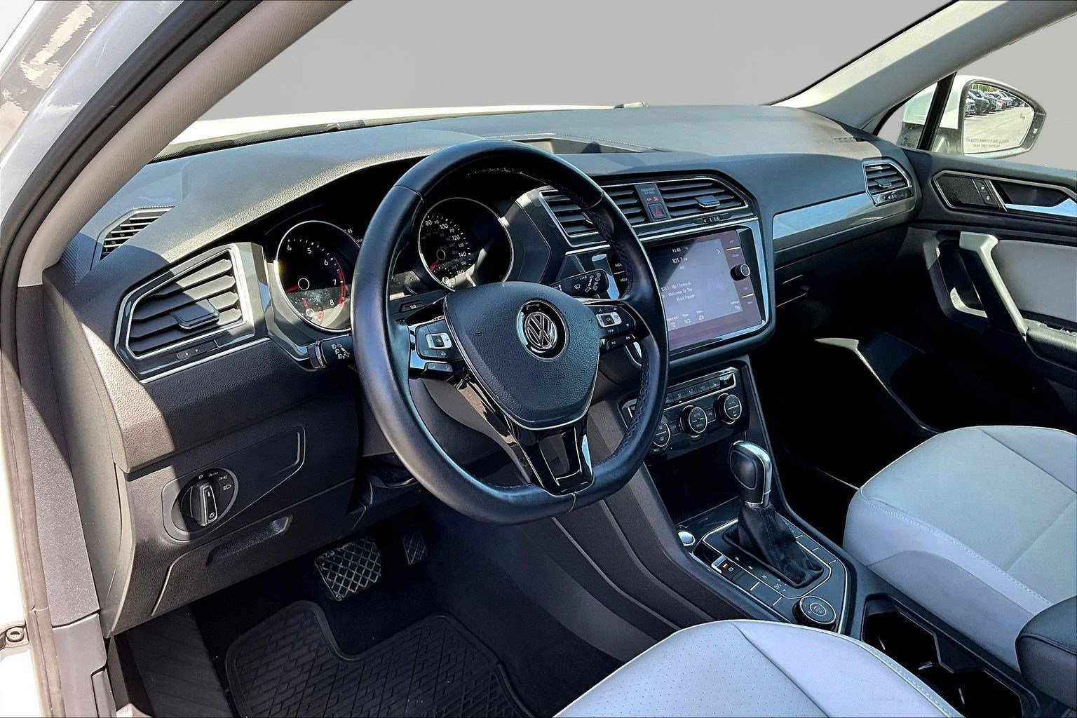 Used 2019 Volkswagen Tiguan SE w/ 3rd Row Seat Package AWD/4WD image 17
