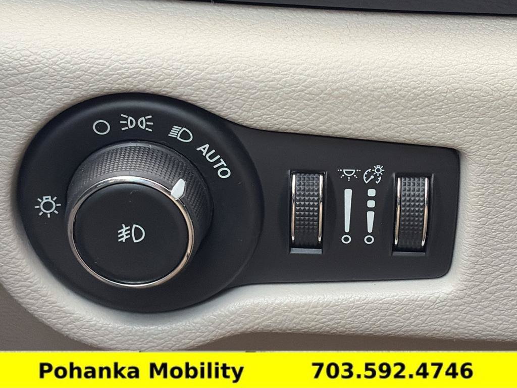Used 2018 Chrysler Pacifica Touring-L FWD image 18