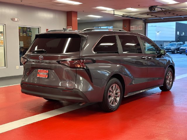 Certified 2025 Toyota Sienna XLE FWD image 4