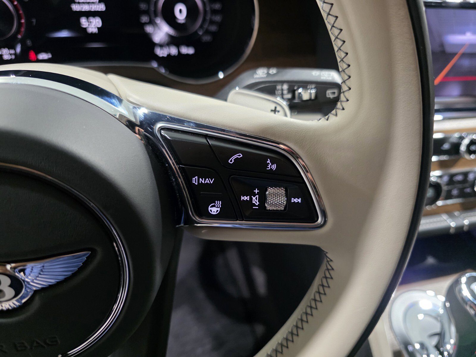 Used 2024 Bentley Bentayga Extended Wheelbase image 17