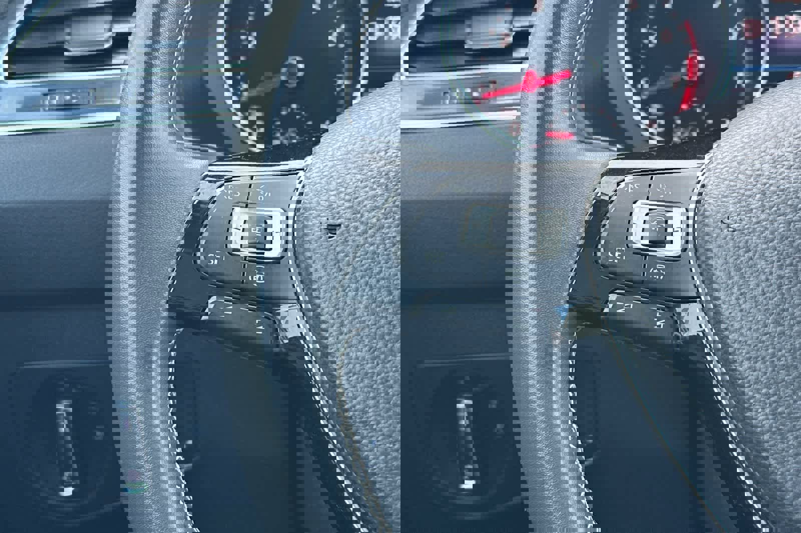 Used 2021 Volkswagen Tiguan SE w/ Panoramic Sunroof Package image 27